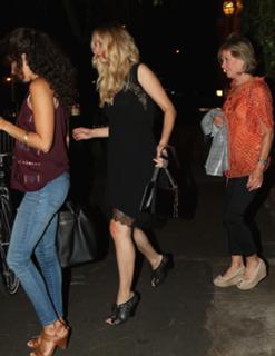 Jennifer Lawrence feet photo thumbnail