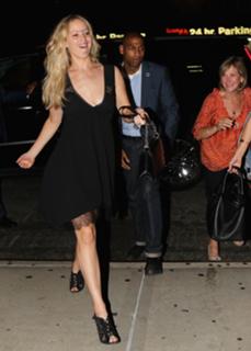 Jennifer Lawrence feet photo thumbnail