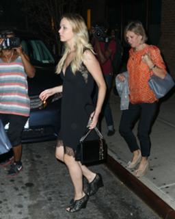 Jennifer Lawrence feet photo thumbnail