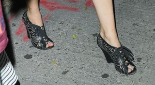 Jennifer Lawrence feet photo thumbnail