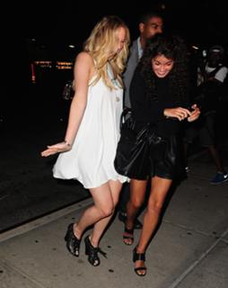 Jennifer Lawrence feet photo thumbnail