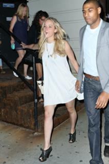 Jennifer Lawrence feet photo thumbnail