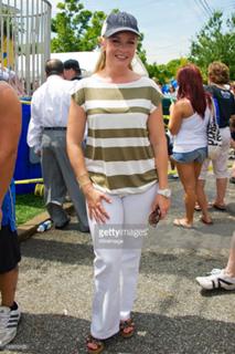 Melissa Joan Hart feet photo thumbnail