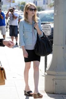 Emma Roberts feet photo thumbnail