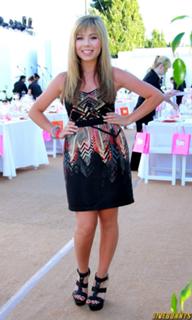 Jennette McCurdy feet photo thumbnail
