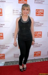 Jennette McCurdy feet photo thumbnail