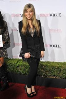 Jennette McCurdy feet photo thumbnail