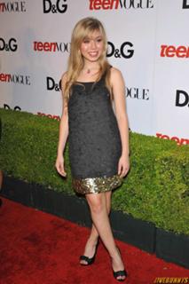 Jennette McCurdy feet photo thumbnail