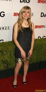 Jennette McCurdy feet photo thumbnail