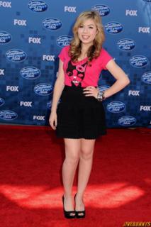 Jennette McCurdy feet photo thumbnail