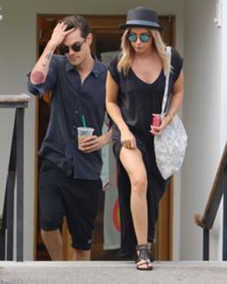 Ashley Tisdale feet photo thumbnail