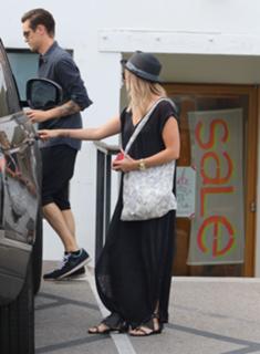 Ashley Tisdale feet photo thumbnail