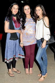 Shraddha Kapoor feet photo thumbnail