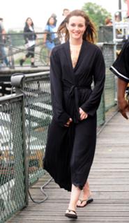 Leighton Meester feet photo thumbnail
