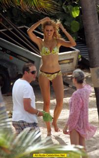 Karolina Kurkova feet photo thumbnail