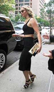 Jennifer Lawrence feet photo thumbnail