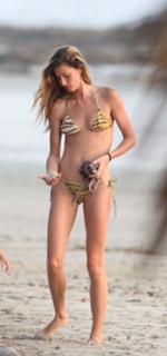 Gisele Bündchen feet photo thumbnail