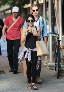 Vanessa Hudgens feet photo thumbnail