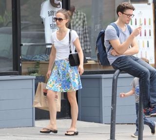 Natalie Portman feet photo thumbnail