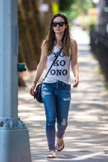Olivia Wilde feet photo thumbnail
