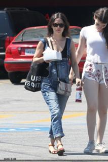 Rachel Bilson feet photo thumbnail