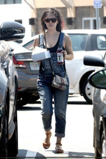 Rachel Bilson feet photo thumbnail