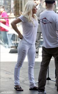 Christina Aguilera feet photo thumbnail