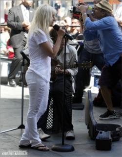 Christina Aguilera feet photo thumbnail