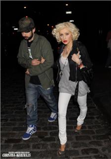 Christina Aguilera feet photo thumbnail
