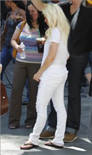 Christina Aguilera feet photo thumbnail