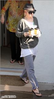 Christina Aguilera feet photo thumbnail