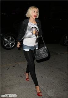 Christina Aguilera feet photo thumbnail