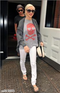 Christina Aguilera feet photo thumbnail