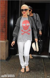 Christina Aguilera feet photo thumbnail