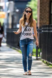 Olivia Wilde feet photo thumbnail
