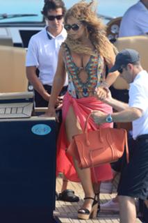 Mariah Carey feet photo thumbnail