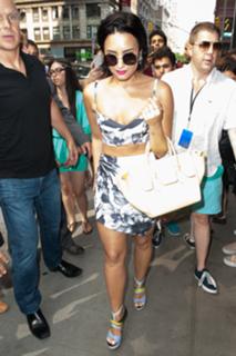 Demi Lovato feet photo thumbnail