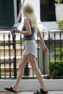 Emma Roberts feet photo thumbnail