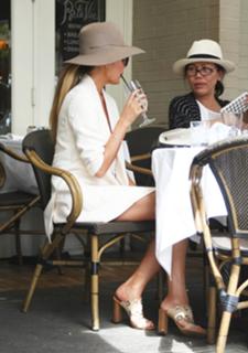 Chrissy Teigen feet photo thumbnail