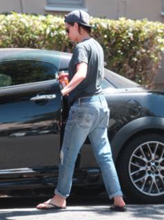 Kristen Stewart feet photo thumbnail