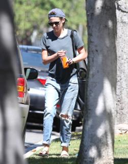 Kristen Stewart feet photo thumbnail