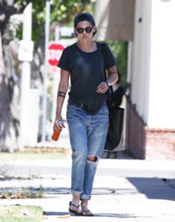 Kristen Stewart feet photo thumbnail