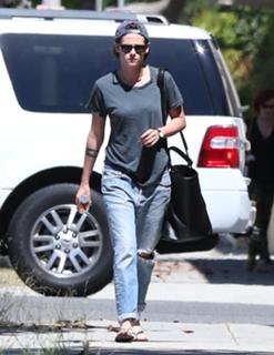 Kristen Stewart feet photo thumbnail