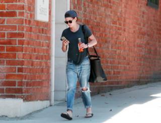 Kristen Stewart feet photo thumbnail