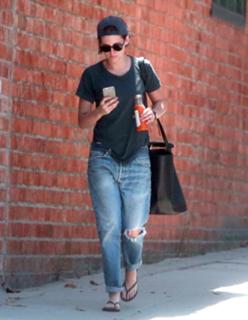 Kristen Stewart feet photo thumbnail
