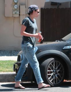 Kristen Stewart feet photo thumbnail