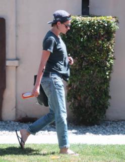 Kristen Stewart feet photo thumbnail