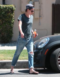 Kristen Stewart feet photo thumbnail