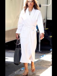 Elizabeth Hurley feet photo thumbnail