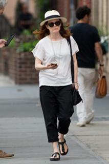 Julianne Moore feet photo thumbnail